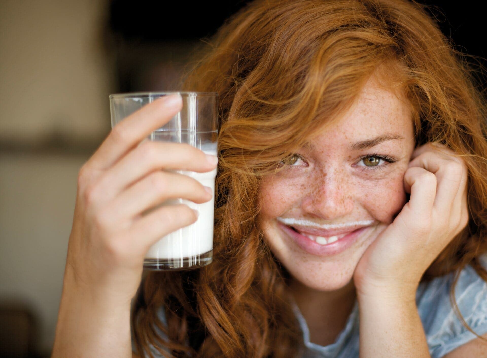Mujer disfrutando lácteos sin preocupaciones