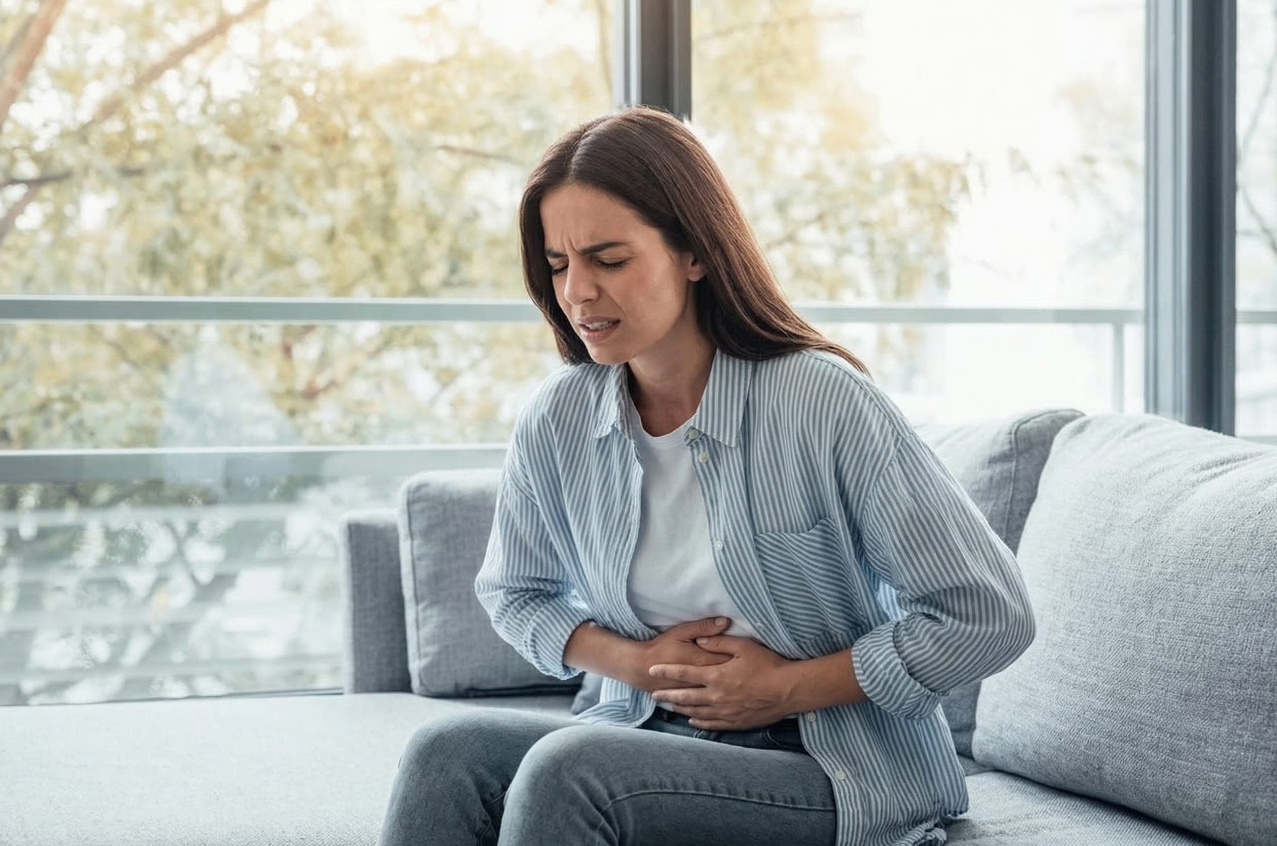 Mujer con malestar digestivo