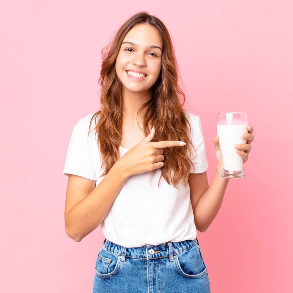 Persona tomando Lactrase® con comida